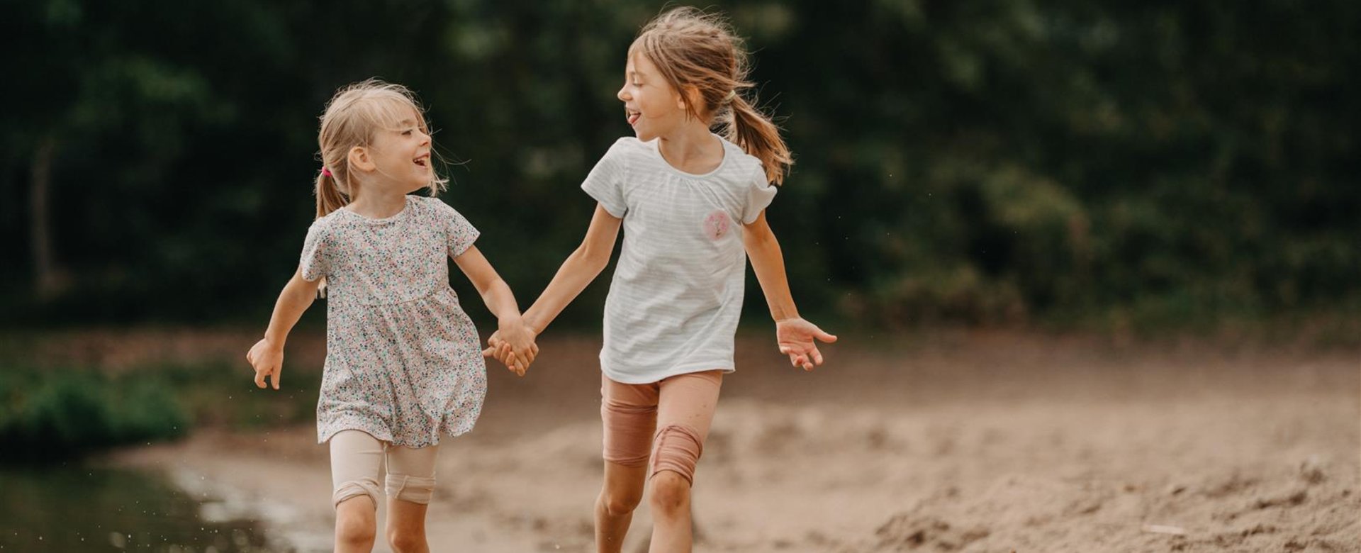 2 Mädchen an Badestrand im Spreewald