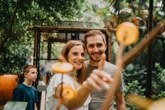 Familie schaut Schmetterlingen im Tropical Island zu wie sie Nektar trinken