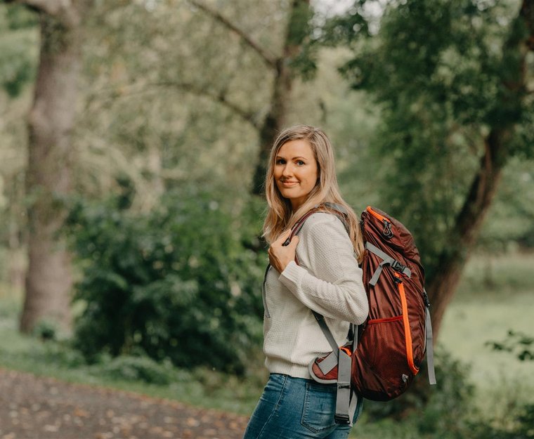 Frau mit Rucksack beim Wandern