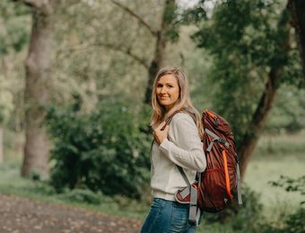 Frau mit Rucksack beim Wandern