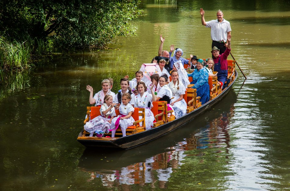Kahnfahrt im Spreewald Fließ mit Frauen in traditionellen Trachten