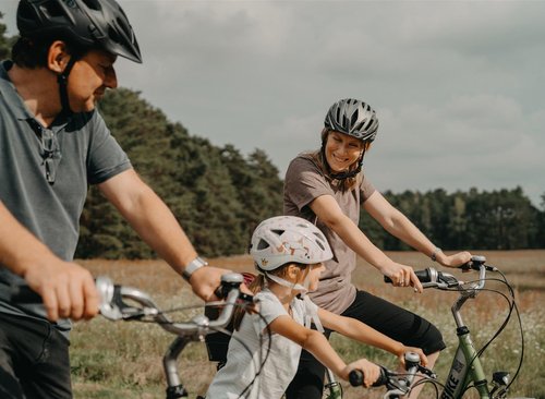 Familie beim Radfahren
