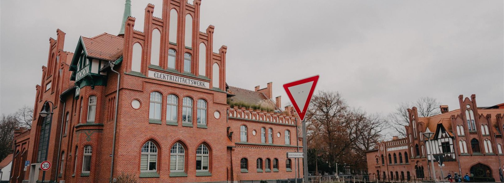 rotes Fachwerkhaus und Straßenschild im Vordergrund