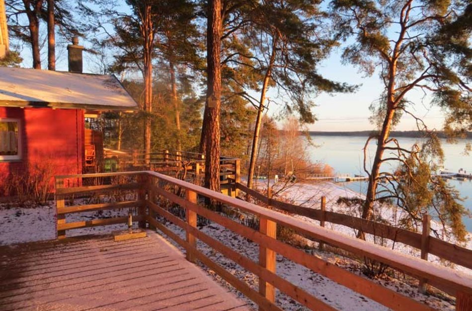 Schwielochsee im Hintergrund vorne ein Geländer und Bootshaus