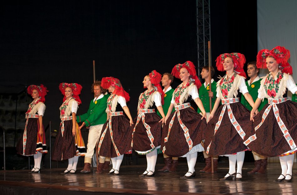 Frauen in Spreewald Trachten auf Bühne bei Tanz
