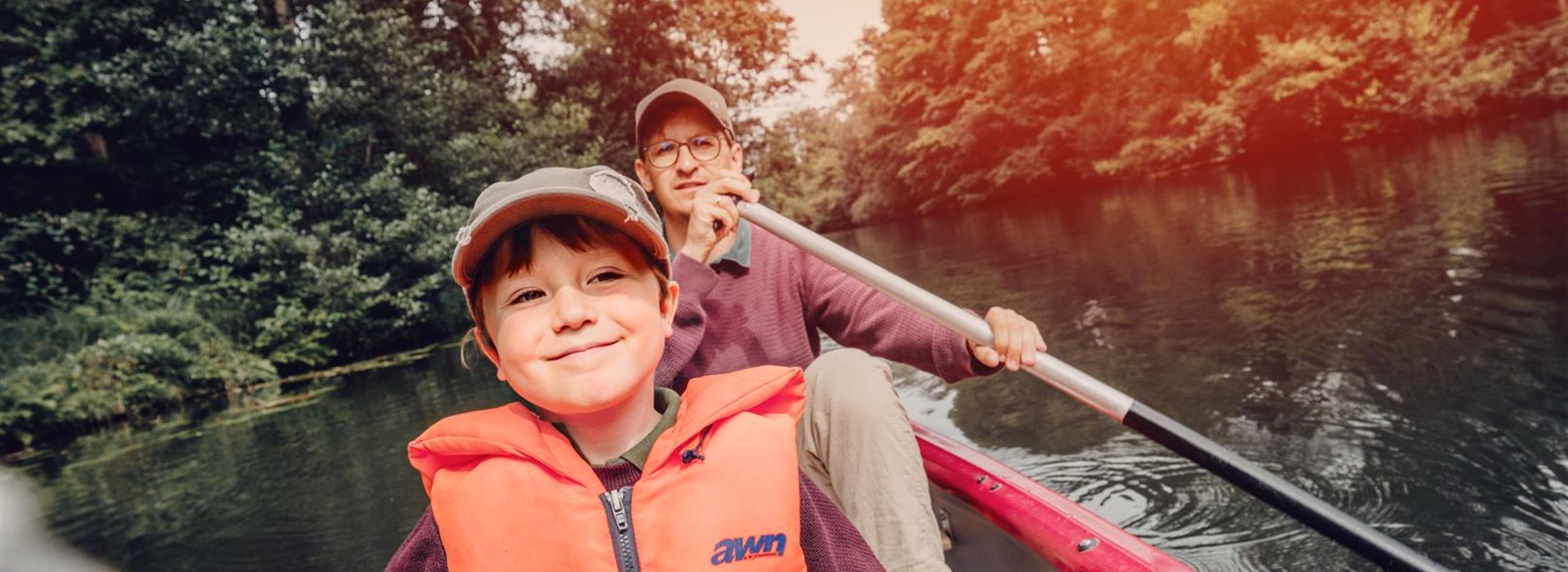 Sohn mit Vater in Paddelboot
