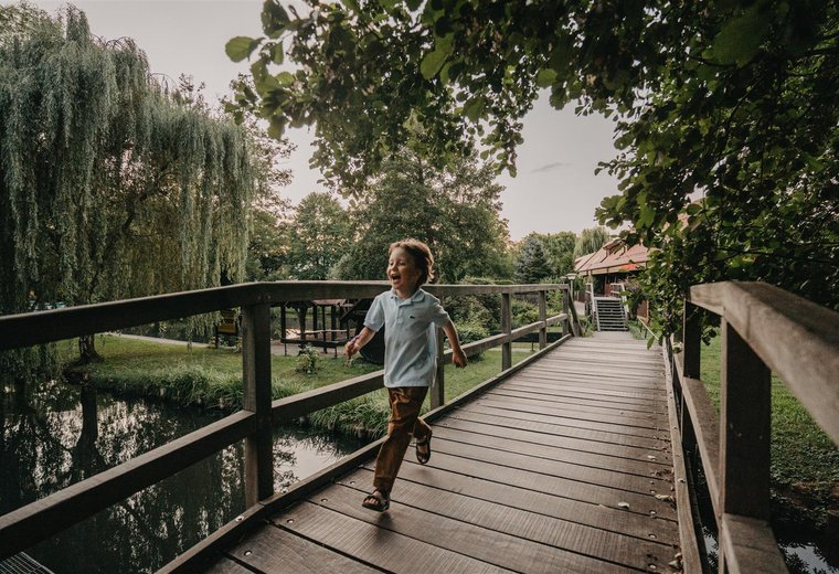 Kind rennt über einen Steg oder eine Brücke im Spreewald