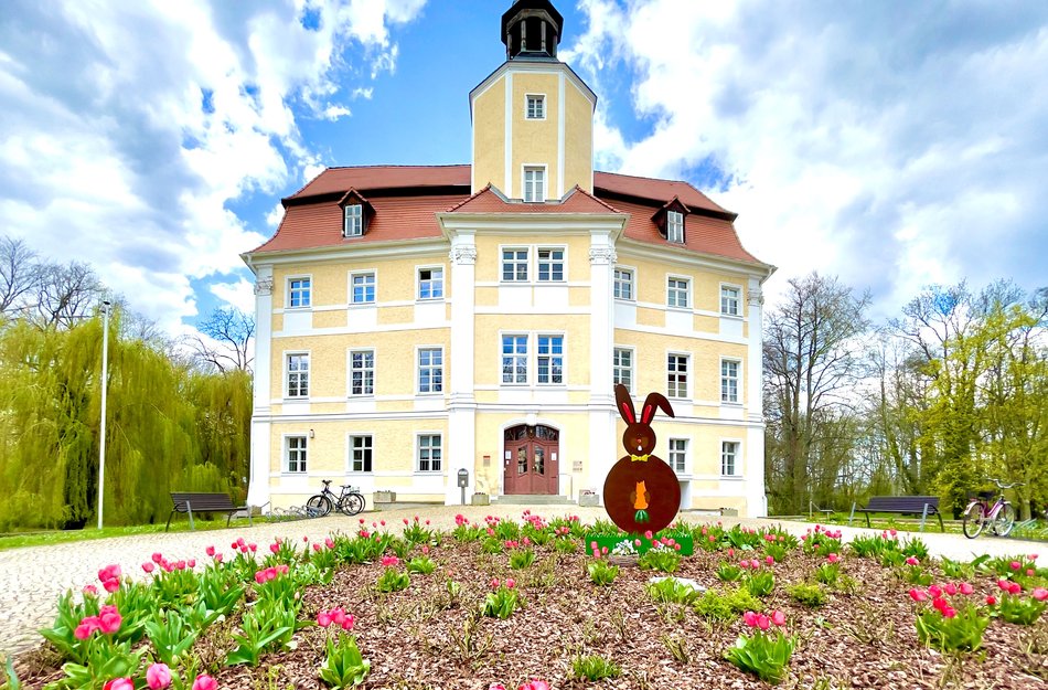 Schloss mit Osterhasen Aufsteller davor