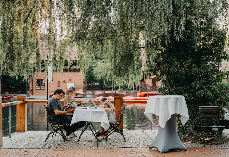 Restaurant Szene mit Familie