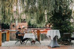 Restaurant Szene mit Familie