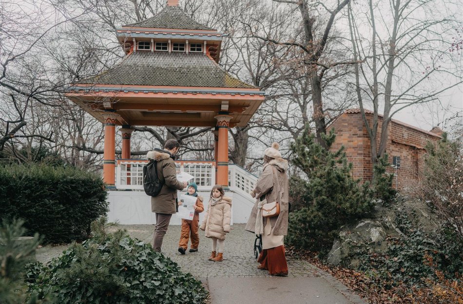 Familie steht vor japanischem Teehaus Pavillon in Cottbus