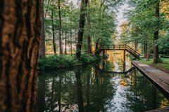 Spreewald Fließ mit Brücke und Steg bei Sonnenuntergang