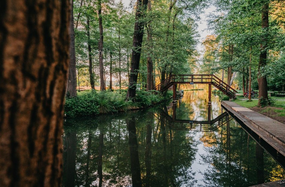 Spreewald Fließ mit Brücke und Steg bei Sonnenuntergang