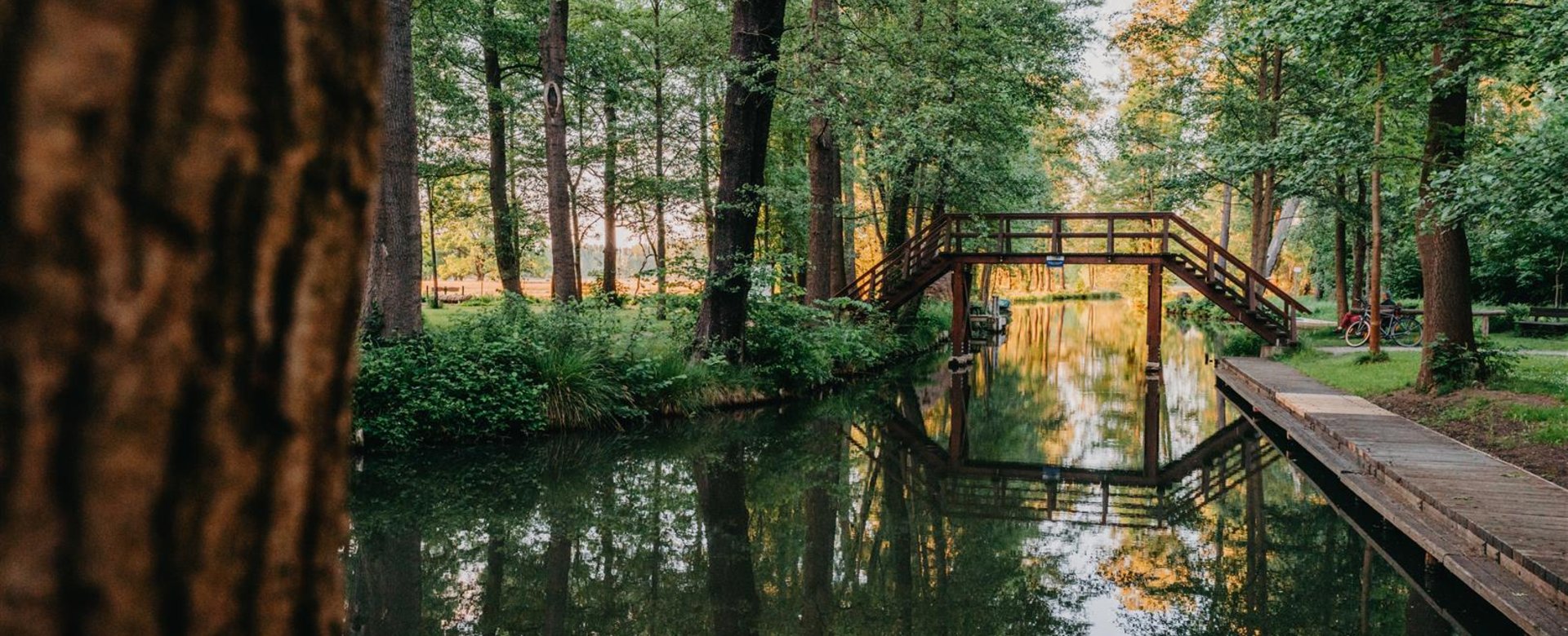 Spreewald Fließ mit Brücke und Steg bei Sonnenuntergang