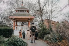Familie schaut sich chinesisch anmutende Pagode in Cottbus an