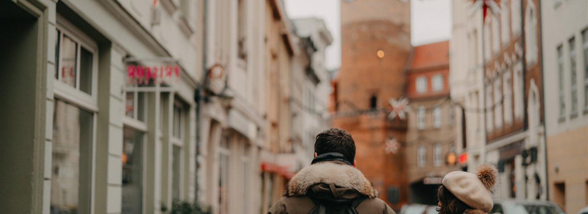 Paar spaziert durch weihnachtliche Gasse in der Innenstadt von Cottbus