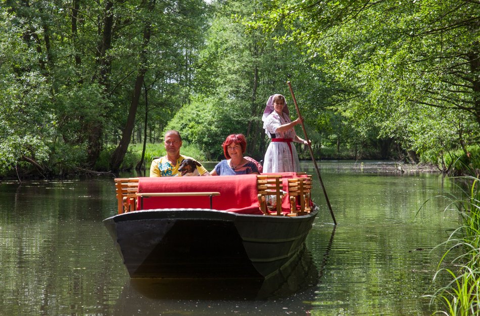Kahnfahrt im Spreewald Fließ mit zwei Personen und der Kahnfahrerin