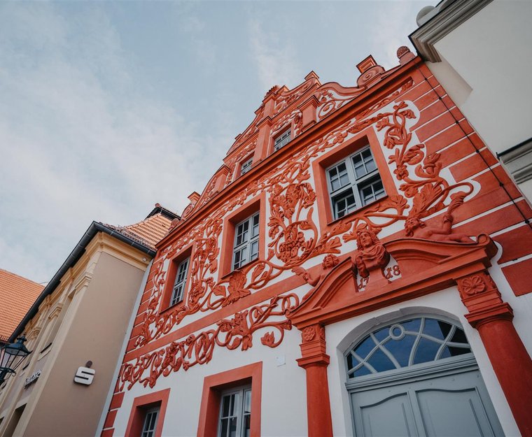 schräge Ansicht von unten rotes Fachwerkhaus