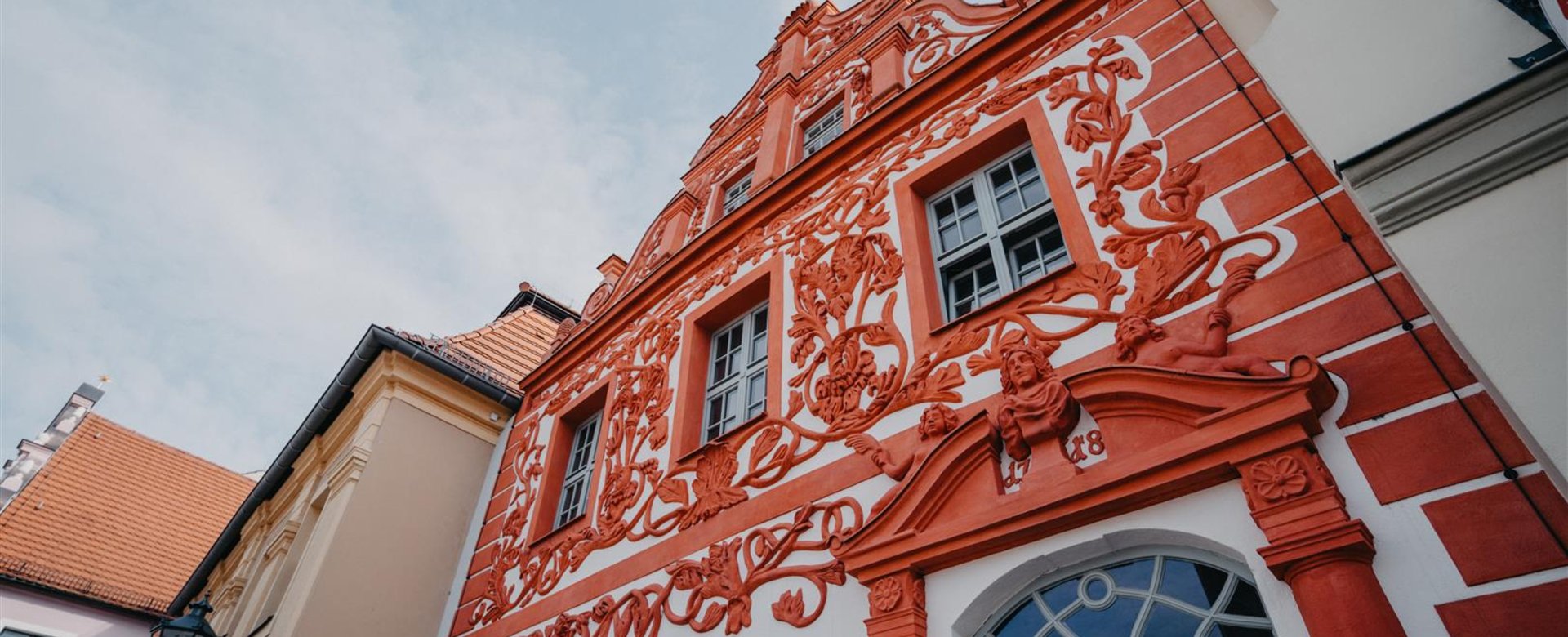 schräge Ansicht von unten rotes Fachwerkhaus