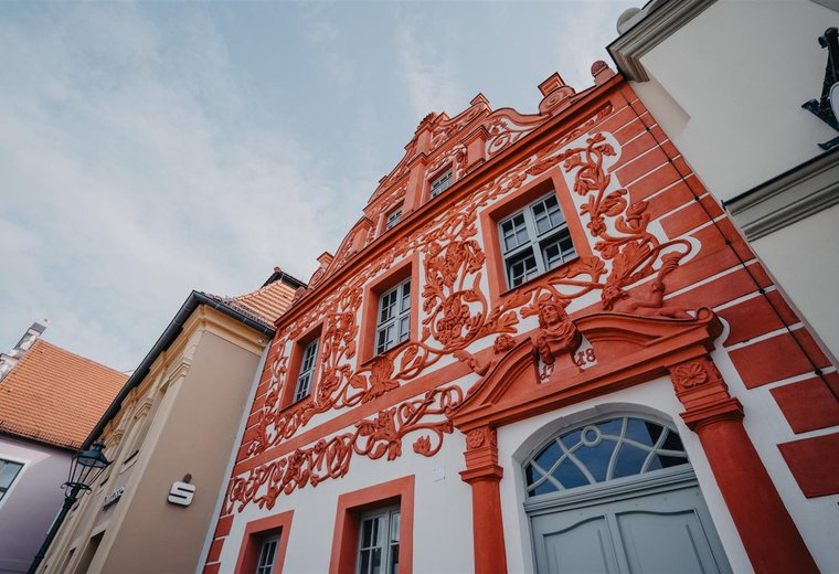 schräge Ansicht von unten rotes Fachwerkhaus