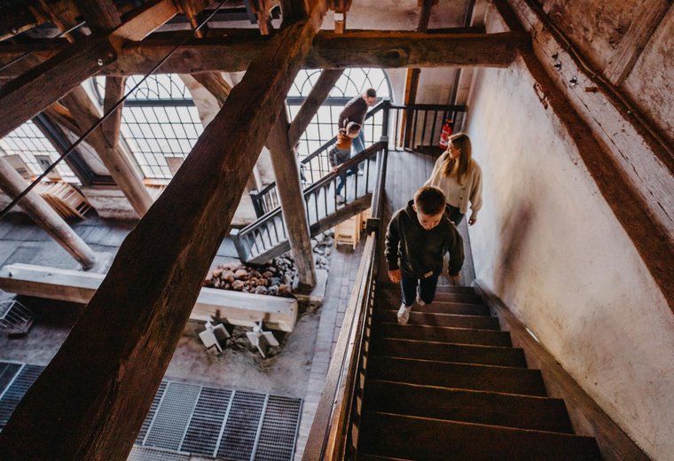Innenansicht Fachwerkhaus Miethaus Urlaub Junge geht eine Treppe hoch