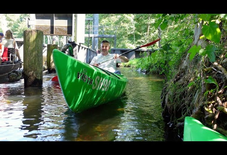 grünes Paddelboot