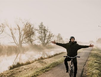 Mann fährt freihändig Fahrrad