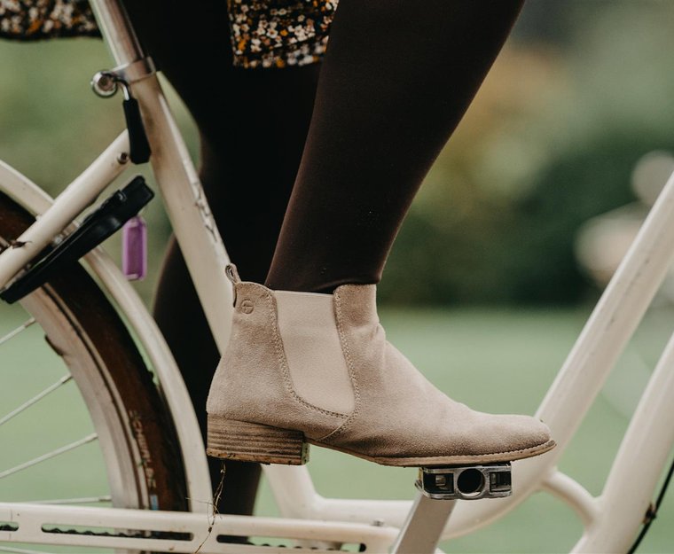 Fuß auf Pedal Frauenschuh Nahansicht Fahrrad