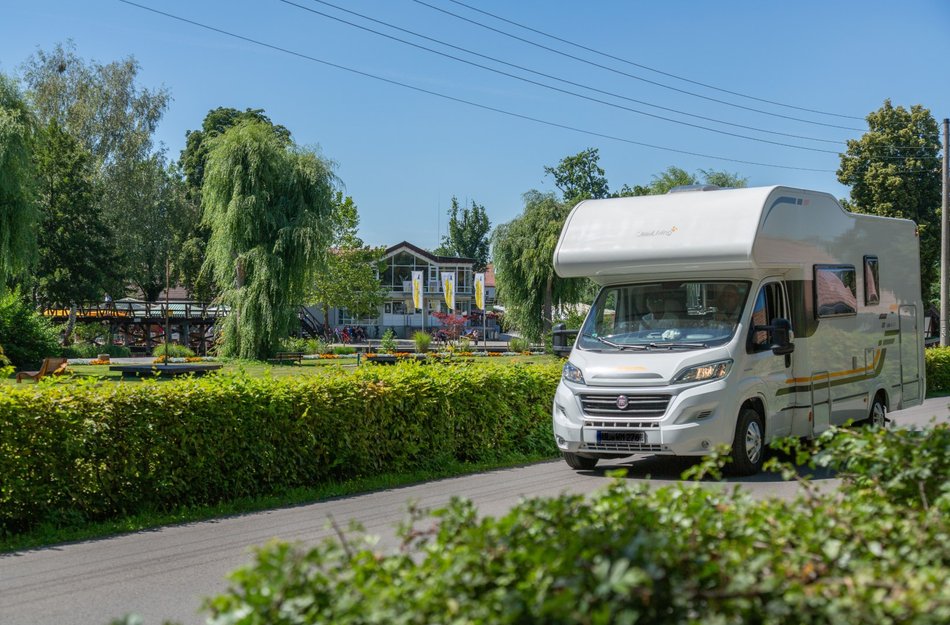 Wohnmobil auf Straße an Campingplatz