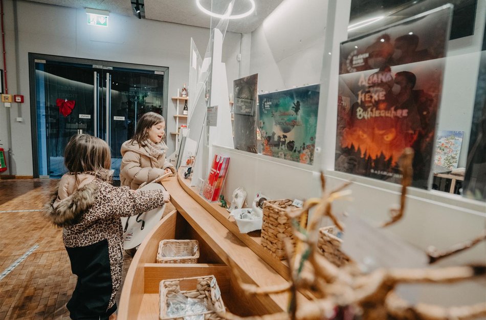 Kinder in Museum
