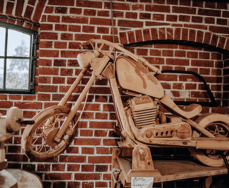 aus Holz gefertigtes Motorrad