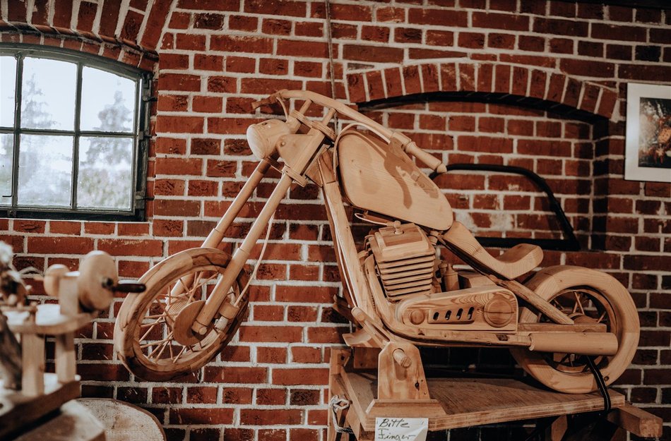 aus Holz gefertigtes Motorrad