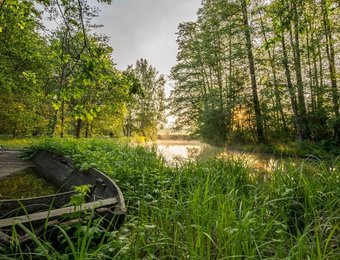 Fließ mit Boot am Rand
