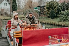 Familie bei Kahnfahrt mit Kamin im Winter im Spreewald