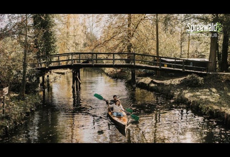 Spreewald Fluss auch Fließ genannt mit Paddelboot und Brücke