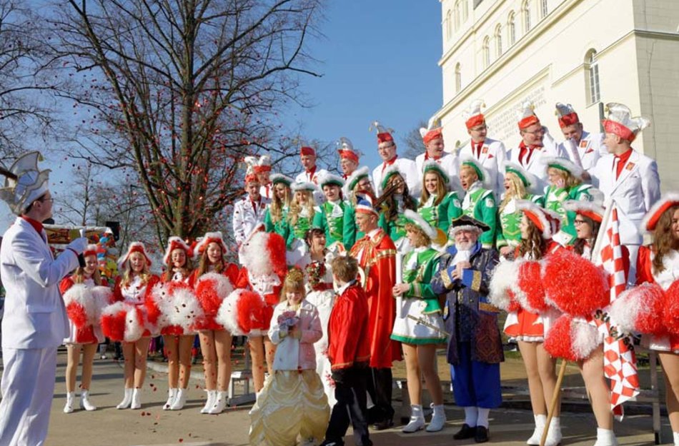 Fasching Gruppe Mädchen und Jungen in Vereinstracht
