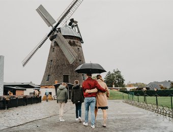 Familie auf Weg in Richtung Mühle