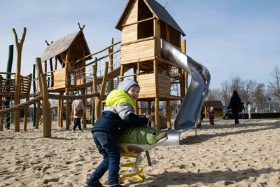Junge auf Spielplatz