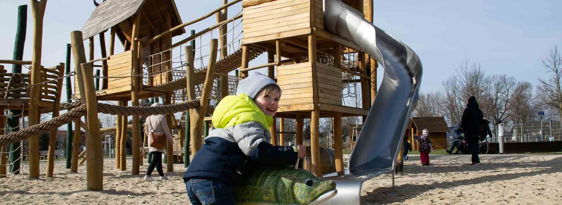 Junge auf Spielplatz