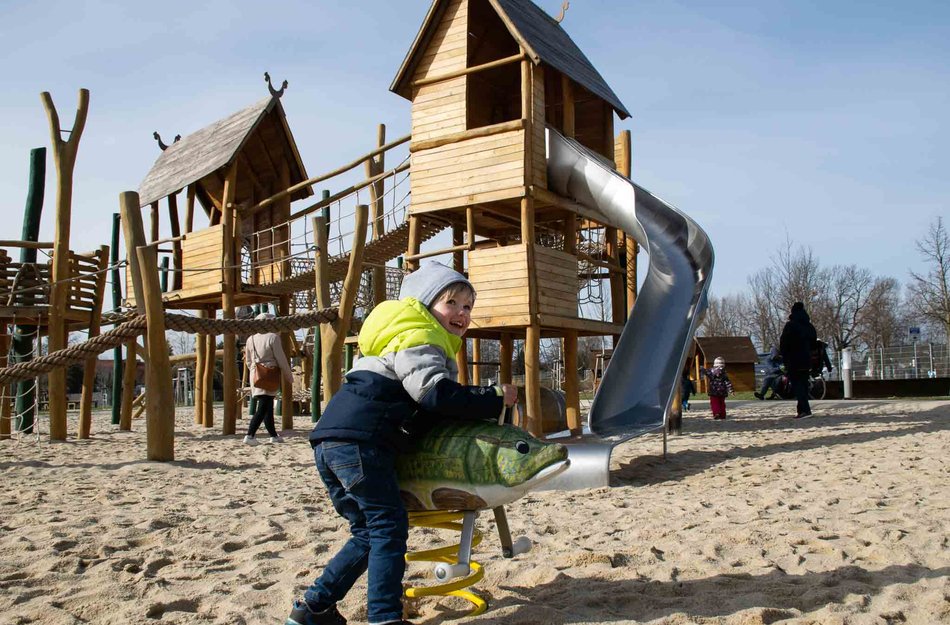Junge auf Spielplatz