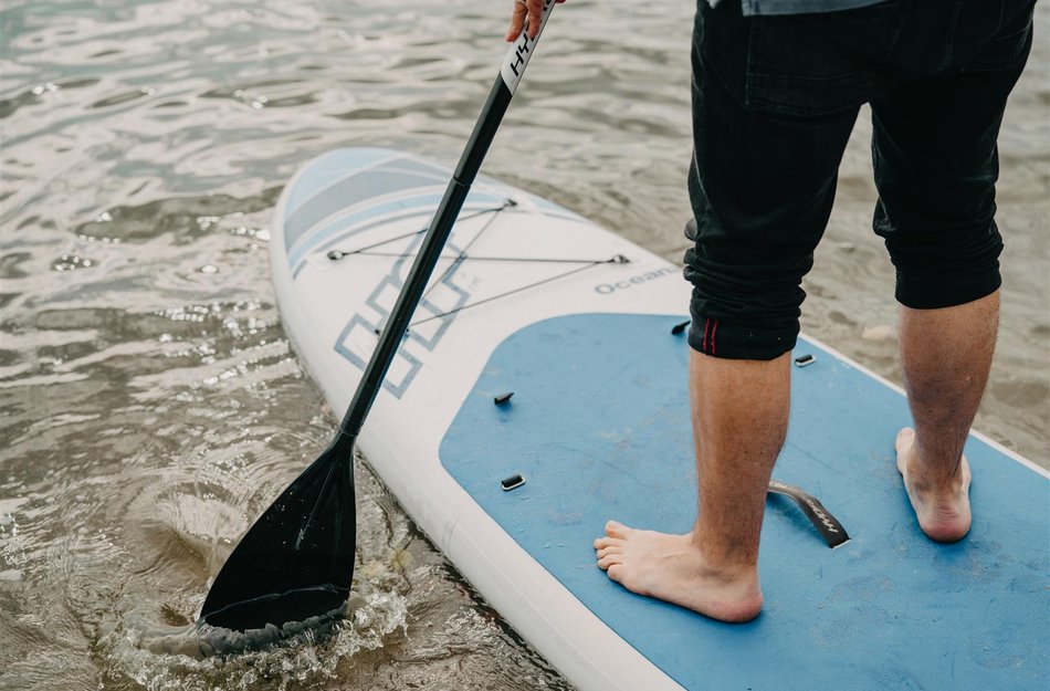 Stand Up Paddling Detailansicht Board und Beine