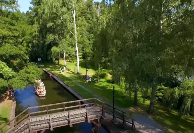 Luftansicht Spreewald Fließ mit Brücke und Kahn