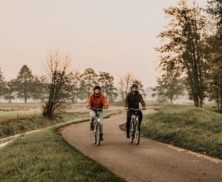 2 Radfahrer auf Weg am Fließ