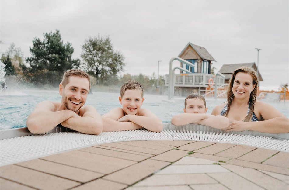 Familie im Wasser am Beckenrand im Tropical Island