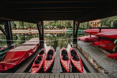 Mehrere rote Paddelboote an Anlegestelle geparkt