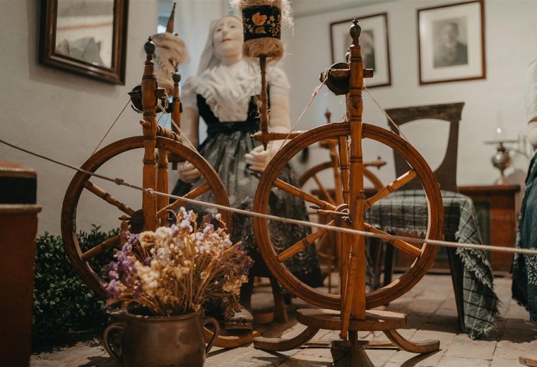 Museum mit traditionellen Webstühlen aus dem Spreewald und einer Puppe im Hintergrund mit Spreewaldtracht