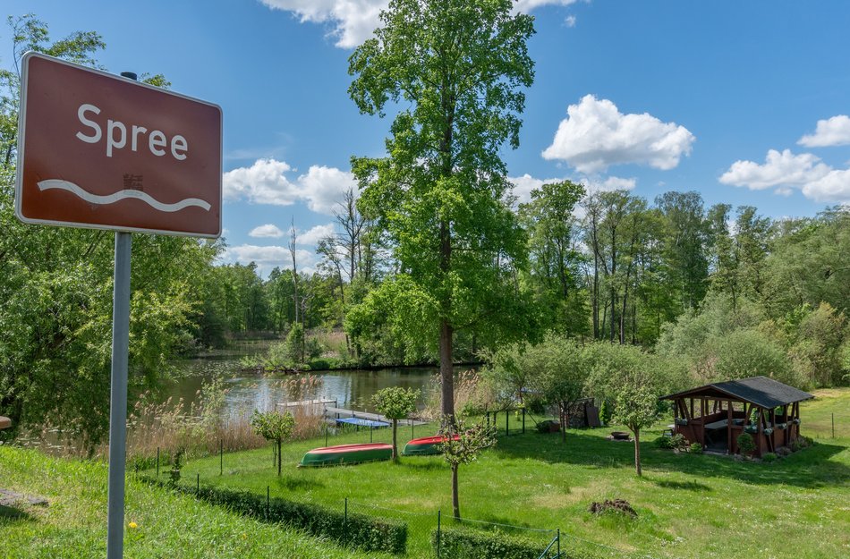 Spree Schild links im Bild und im Hintergrund der Fluß selbst