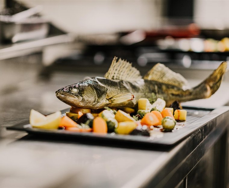 Fisch auf Platte angerichtet Restaurant Küche