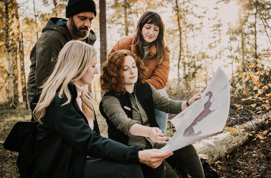 Gruppe schaut auf Karte bei Tour im Spreewald