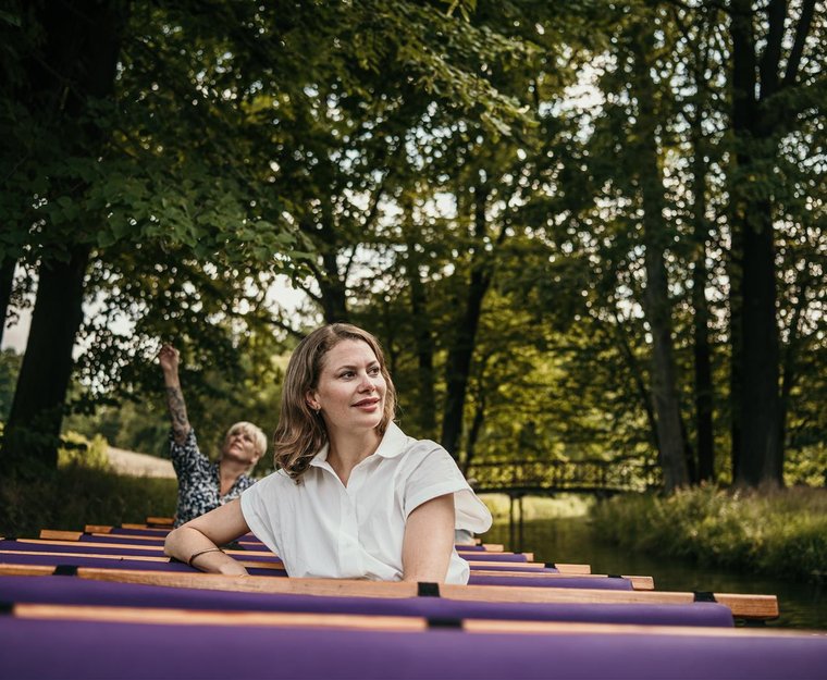 Frau in Kahn genießt Fahrt